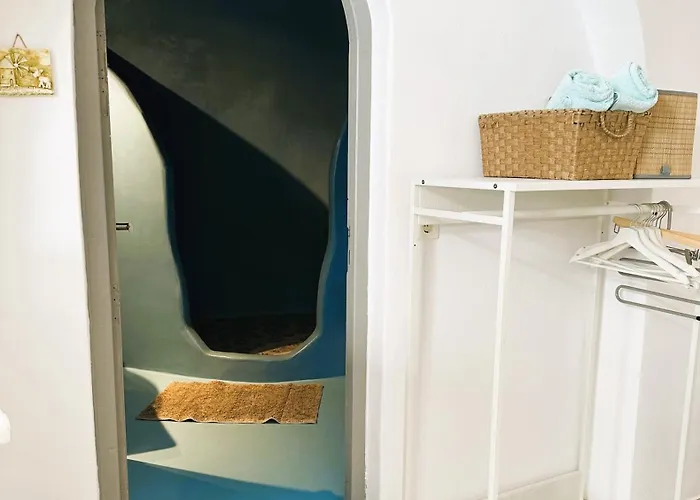 Lioyerma Cave With Private Outdoor Hot Tub Oia