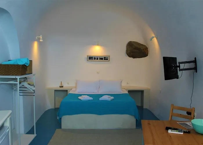 Lioyerma Cave With Private Outdoor Hot Tub * Ía