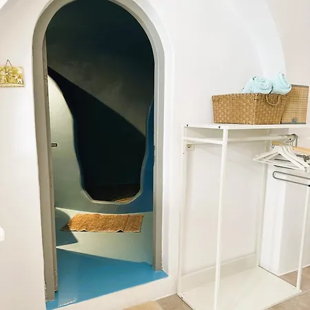 Lioyerma Cave With Private Outdoor Hot Tub Oia